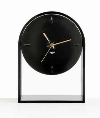 Schwarze Kartell Tischuhr "Air du Temps" mit goldenen Zeigern, modernes Design für Wohnzimmer.